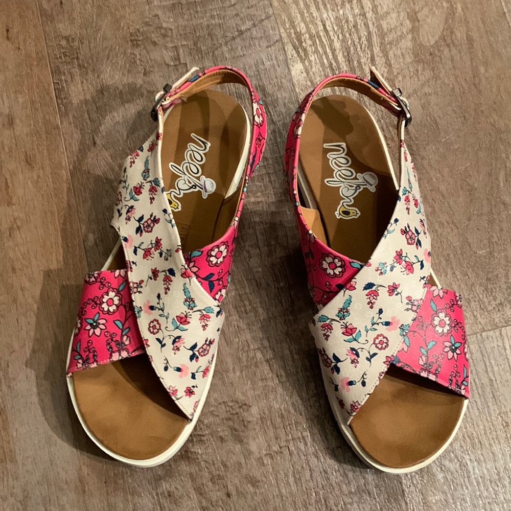 Neefs White & Pink Floral Crisscross Sandal with EU Size 41 (US 9.5/10)